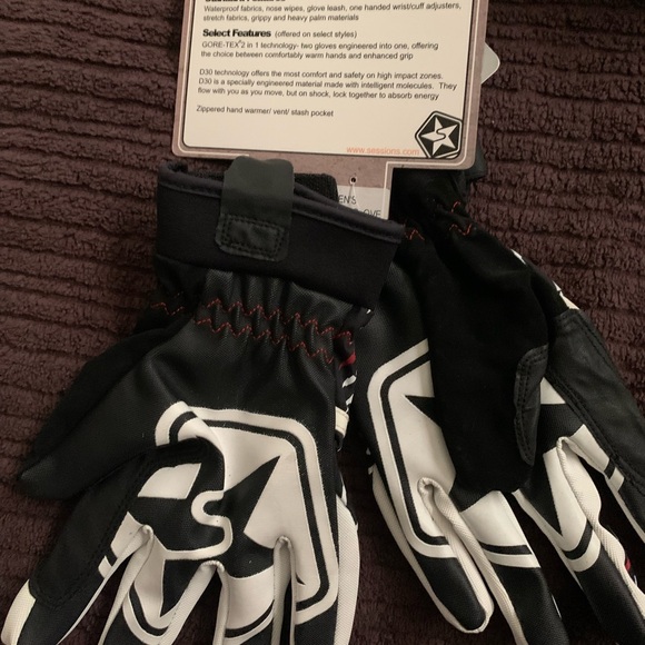 Gloves - Picture 3 of 4